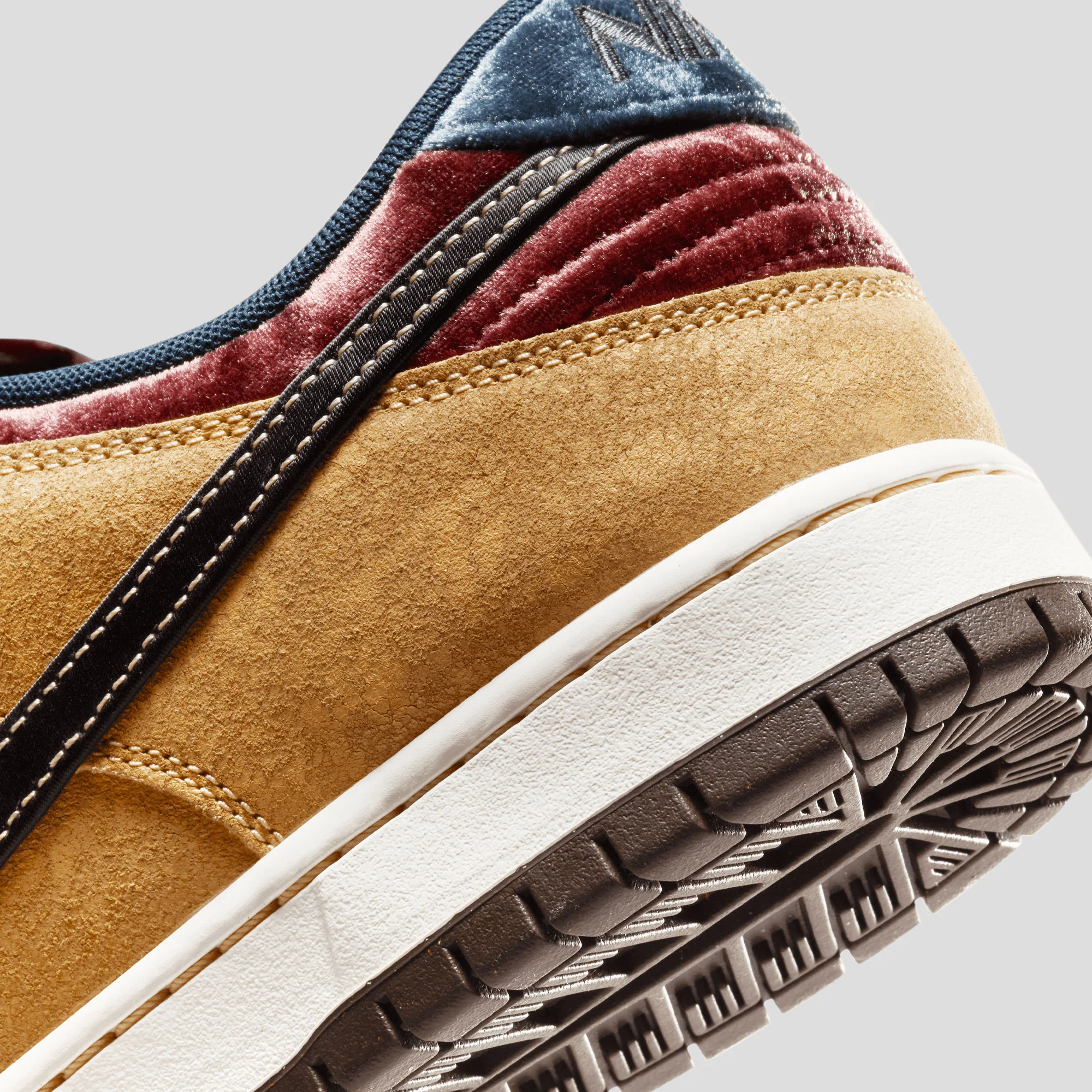 Nike SB Dunk Low Pro 'City of Cinema' - Celestial Gold / Black-Team Red - Image 4