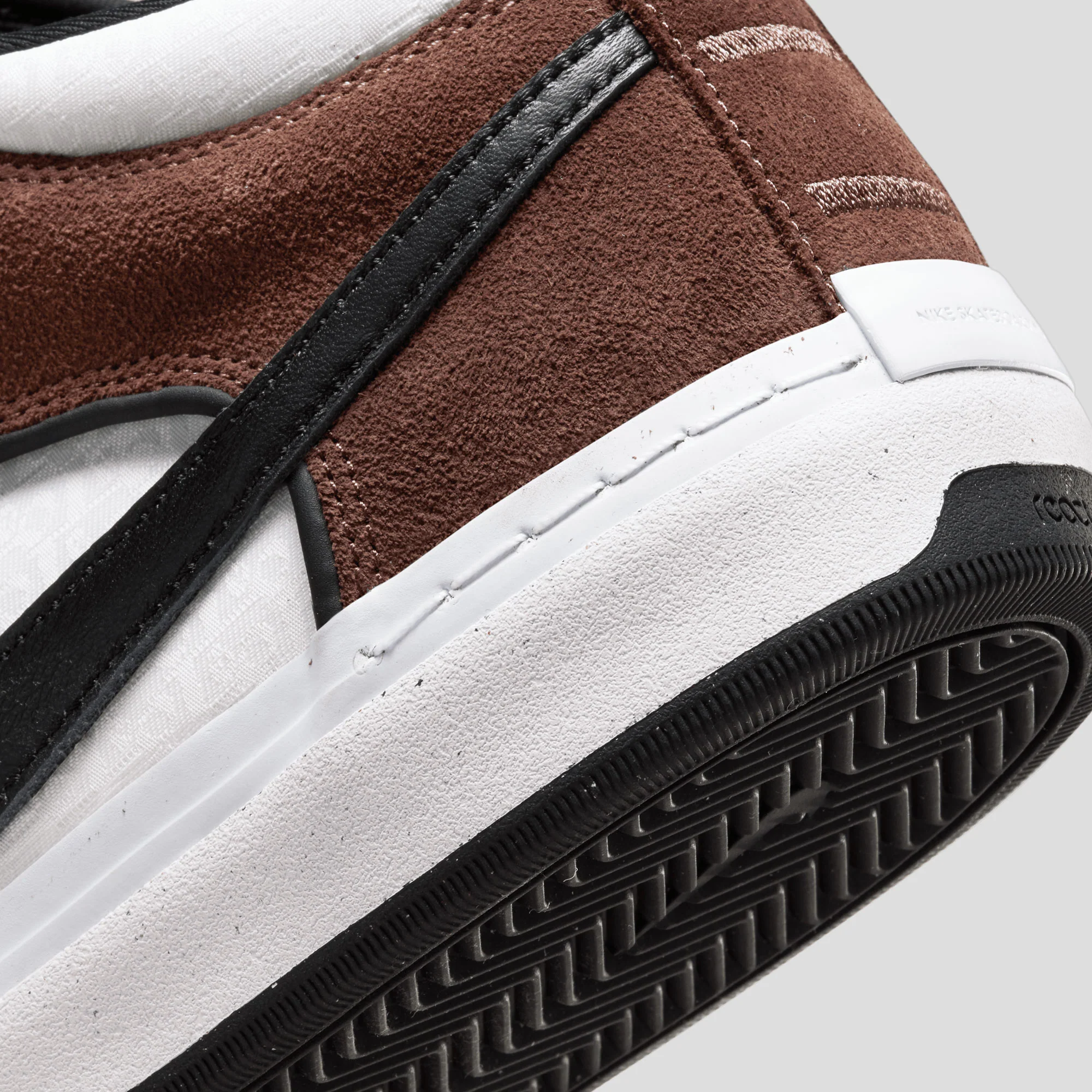 Nike SB React Leo - Chocolate / Black-White-Black - Image 3